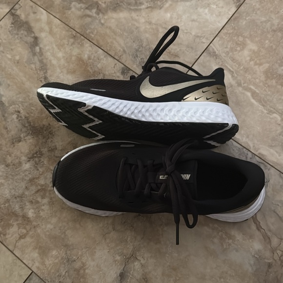 Nike Revolution 5 Premium Black Metallic Gold W - Picture 12 of 12
